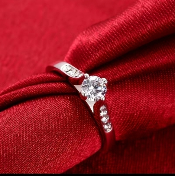 Gleaming Silver plated Zircon Ring - Picture 4 of 5